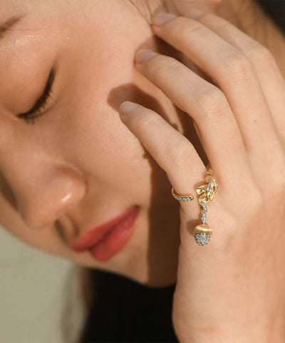 Anillos únicos de borlas de piñones con circonitas doradas y plata esterlina 