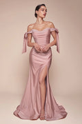 Sexy, figurbetontes, schulterfreies, gerafftes, rückenfreies Abendkleid mit Schleppe und Schlitz