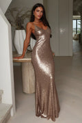 Vestido de fiesta largo hasta el suelo con lentejuelas y tirantes finos color champán brillante
