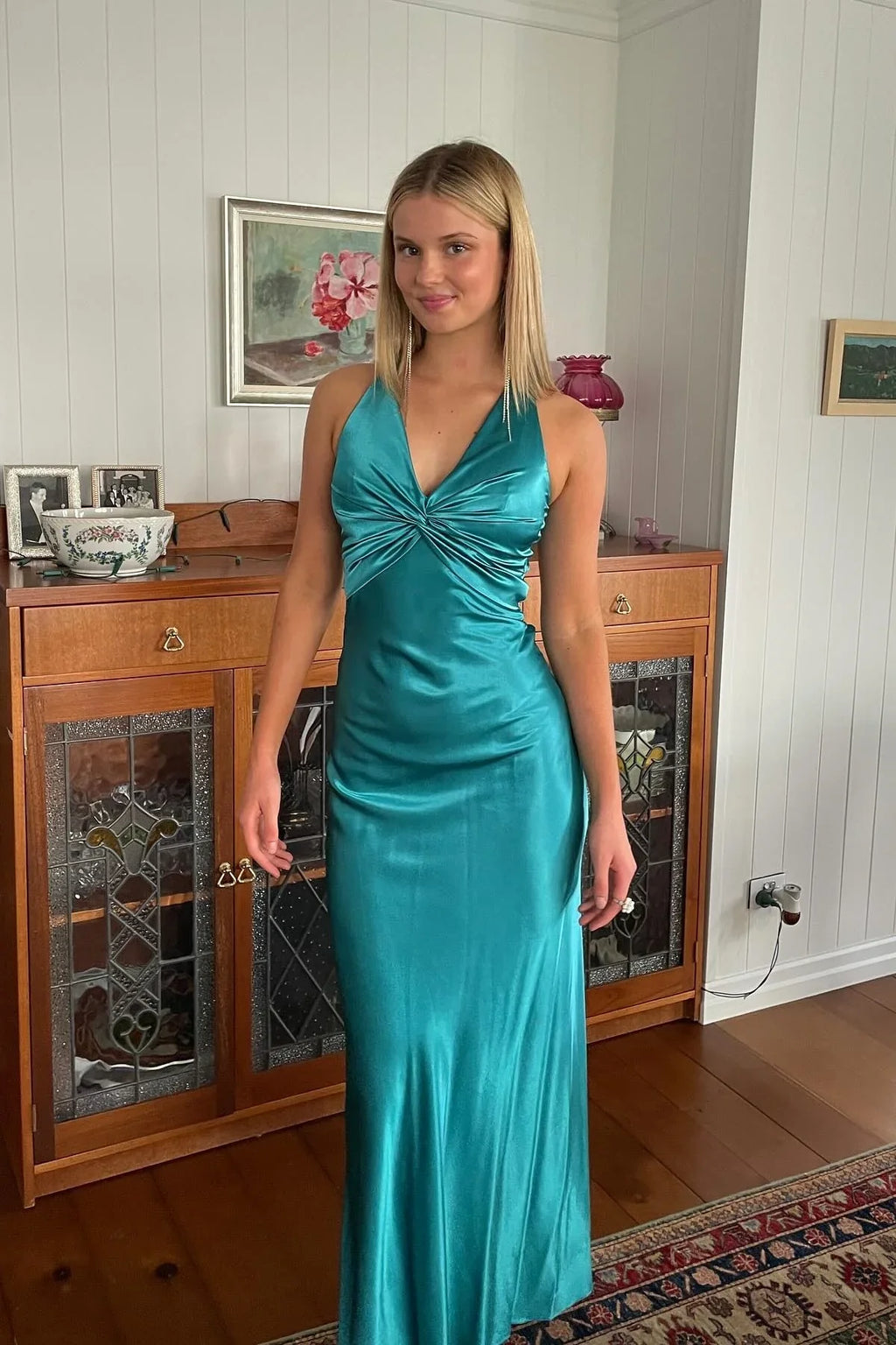 Vestido de fiesta largo tipo vaina de cuello halter con lazo en la espalda abierta y a la moda