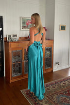 Vestido de fiesta largo tipo vaina de cuello halter con lazo en la espalda abierta y a la moda
