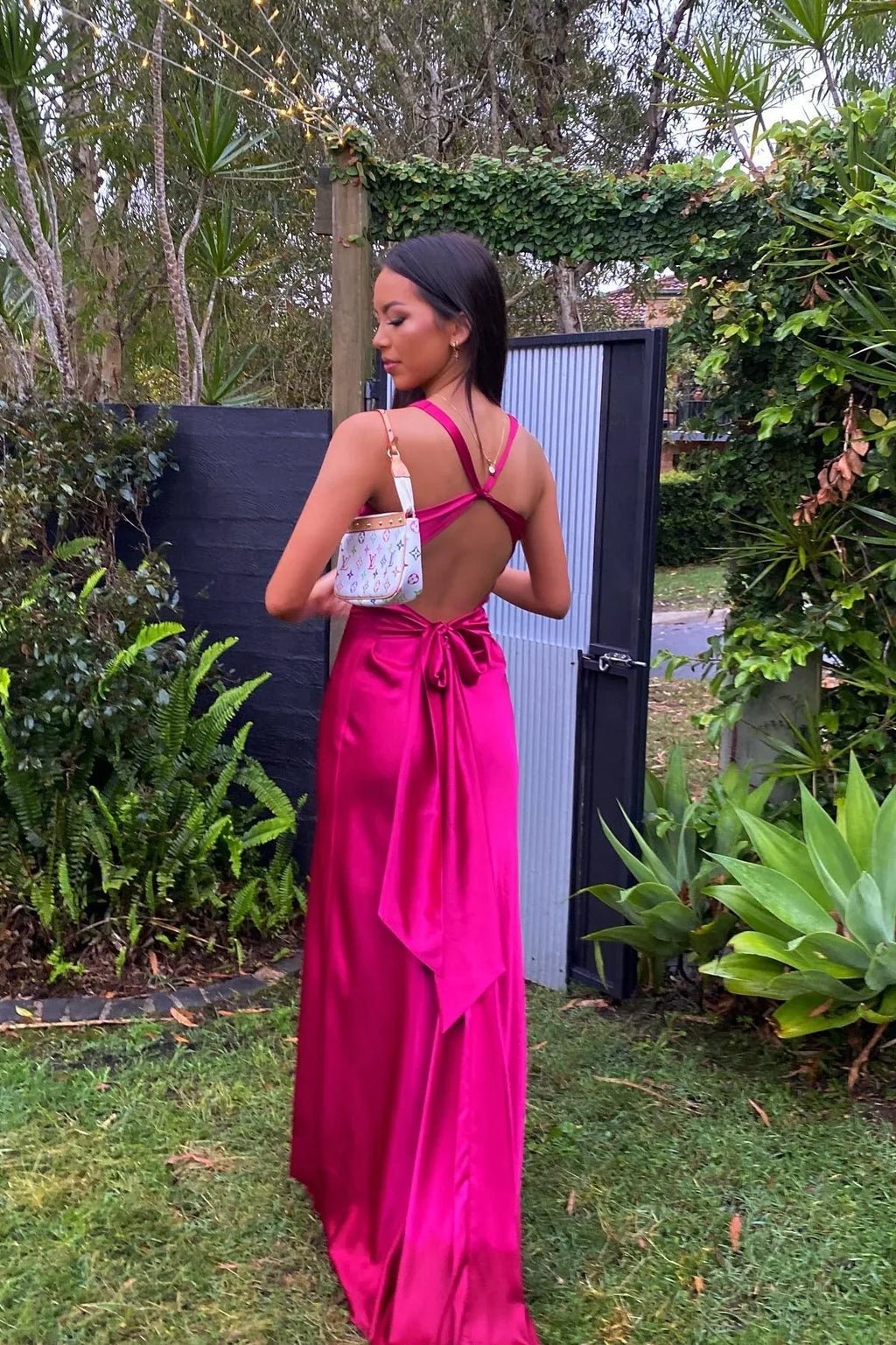 Vestido de fiesta largo tipo vaina de cuello halter con lazo en la espalda abierta y a la moda