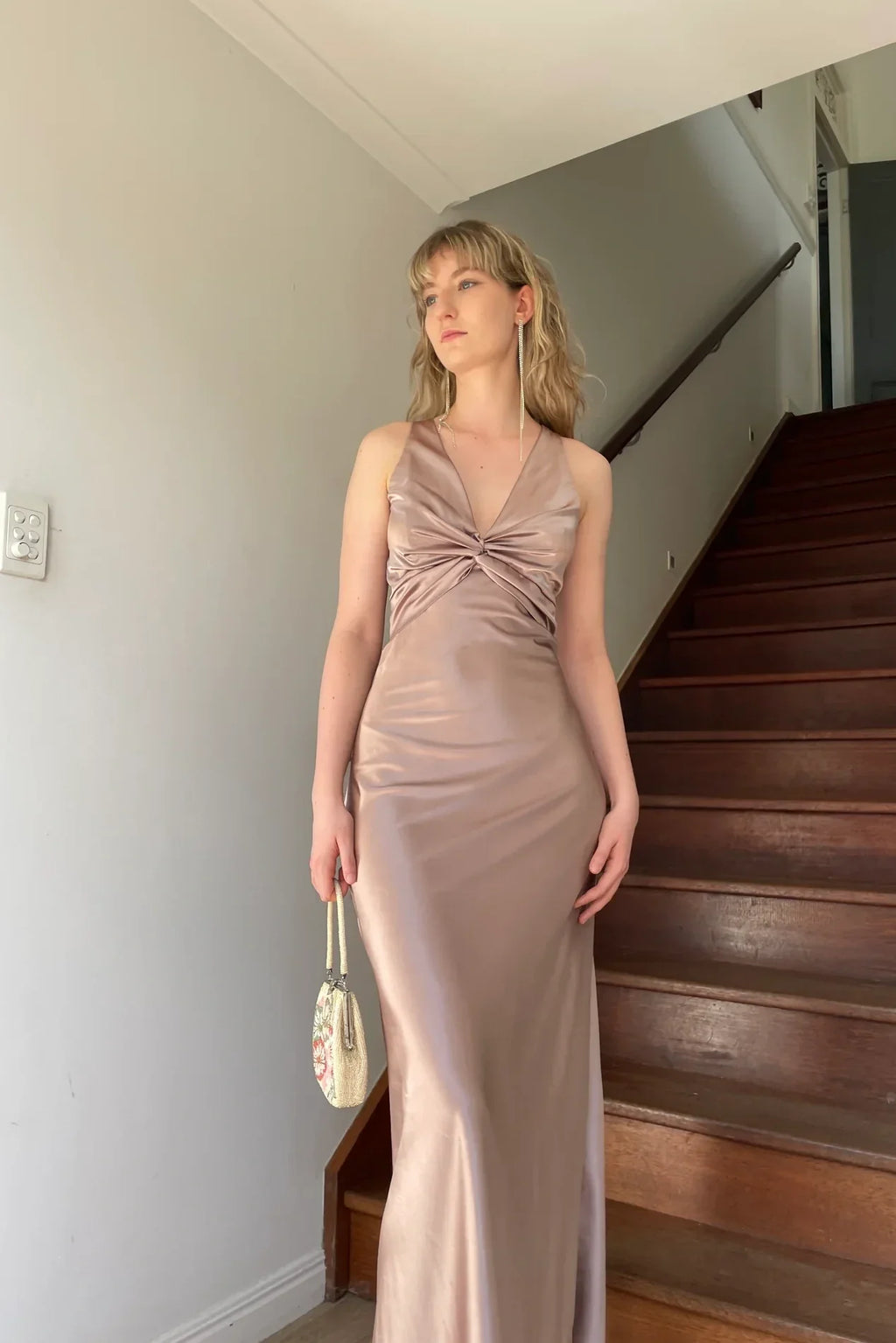 Vestido de fiesta largo tipo vaina de cuello halter con lazo en la espalda abierta y a la moda