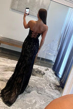 Meerjungfrauen-Abendkleid aus Spitze, trägerlos und mit Schlitz