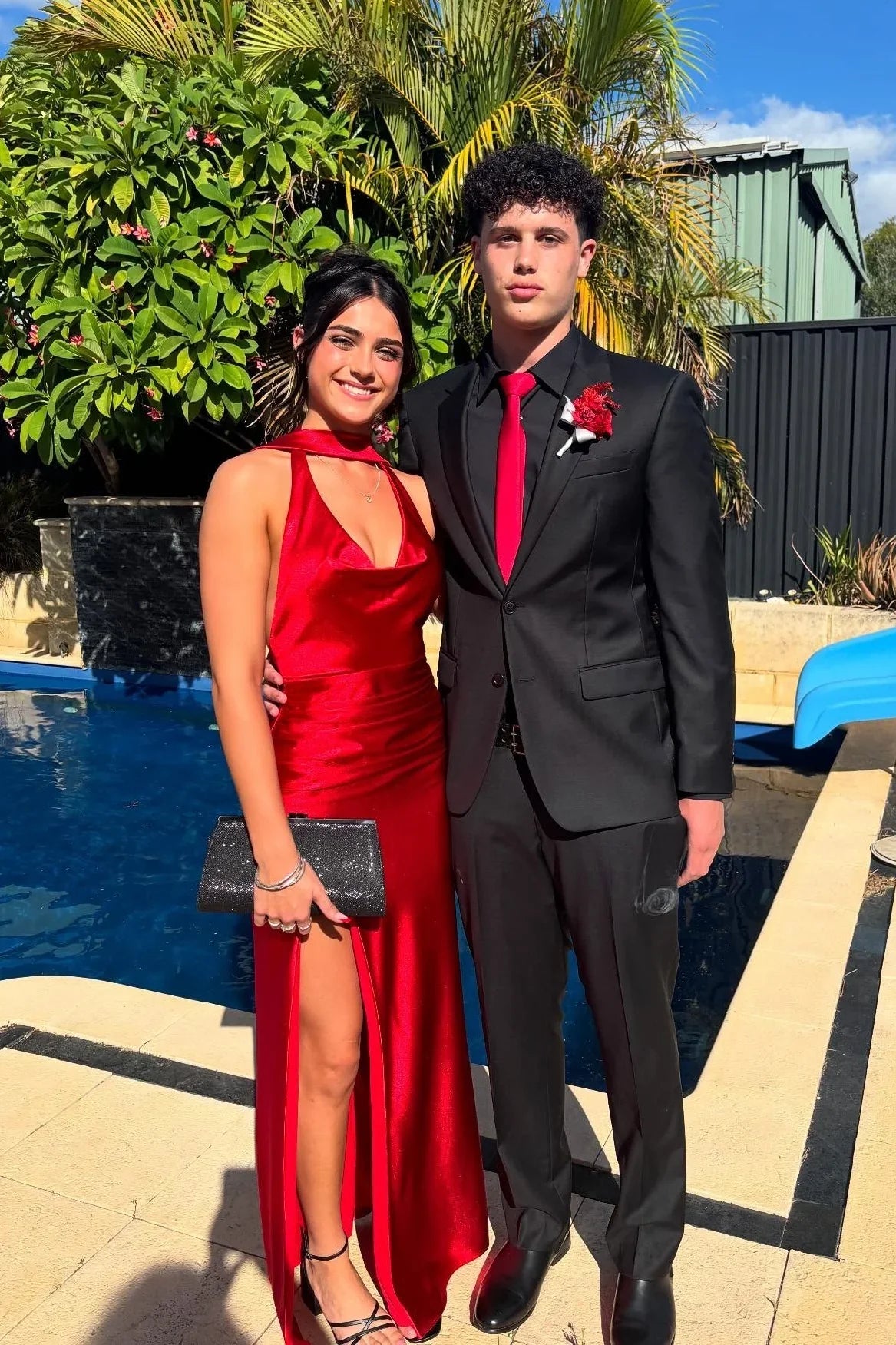 Elegantes rückenfreies langes Kleid mit Schalkragen und Schal