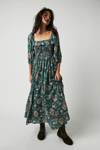 Vestido midi con volantes y corpiño fruncido con estampado de iris 