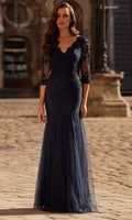 Elegante vestido de noche largo hasta el suelo con mangas 3/4 y fruncido con ilusión