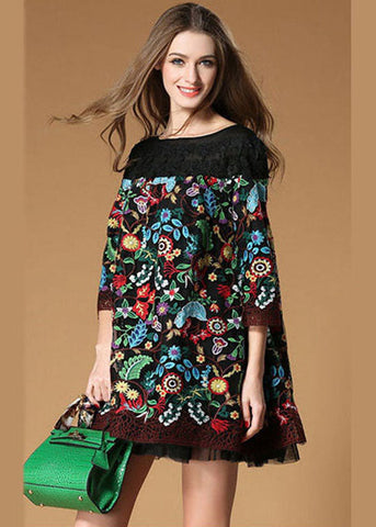 Vestido de vacaciones francés con mangas de pulsera de organza y bordado de patchwork negro 