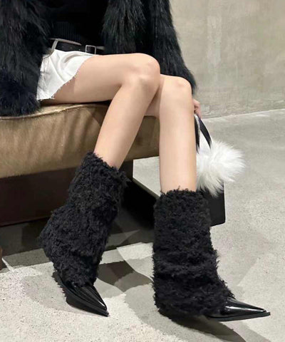 Botas de tacón con empalme de piel afelpada beige y punta puntiaguda 