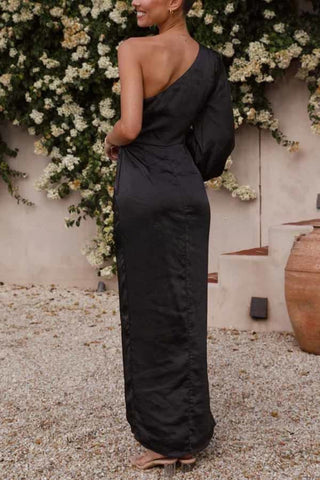 Endaring Romance – Maxikleid aus Satin mit One-Shoulder-Träger und Schlitz vorne zum Binden 