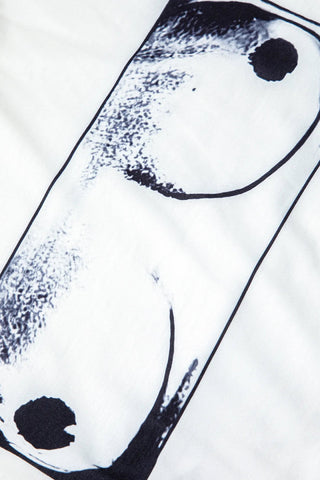 Camiseta corta de cuello redondo con estampado corporal en blanco y negro de Bossy 