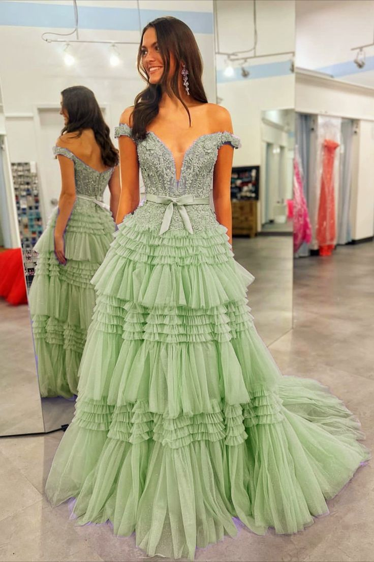 Vestido de fiesta largo rosa claro con hombros descubiertos y volantes