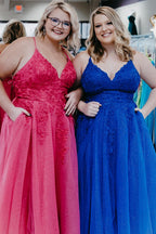 Vestido de fiesta azul rey de talla grande con tirantes finos y apliques en forma de A