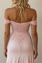 Vestido de fiesta largo de satén con hombros descubiertos y encaje de sirena rosa