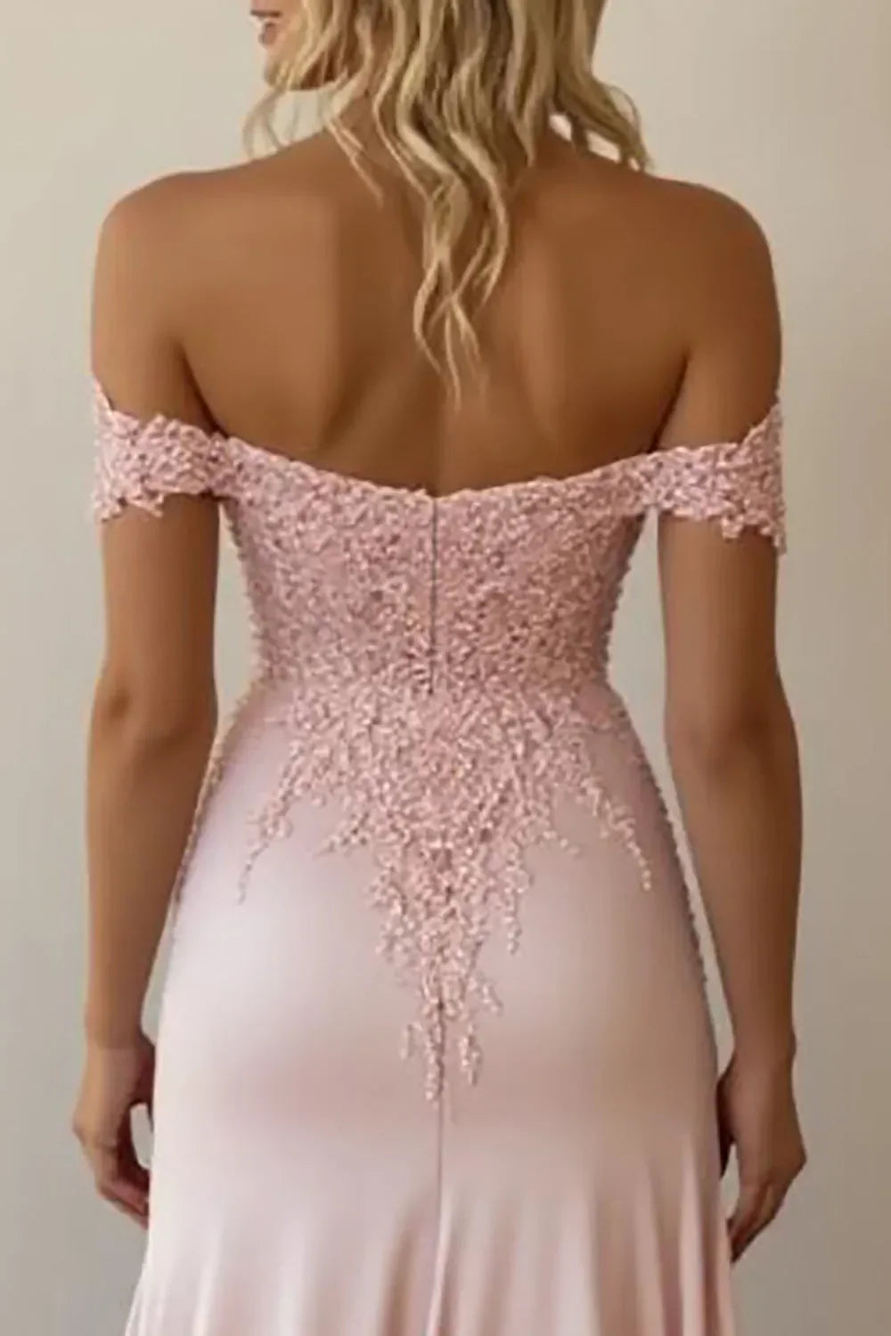 Vestido de fiesta largo de satén con hombros descubiertos y encaje de sirena rosa