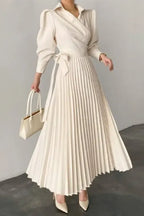Elegante vestido de fiesta plisado asimétrico con solapa en color liso