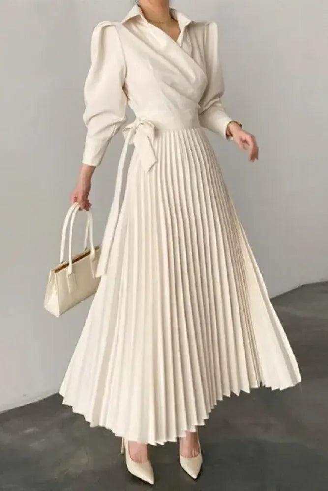 Elegante vestido de fiesta plisado asimétrico con solapa en color liso