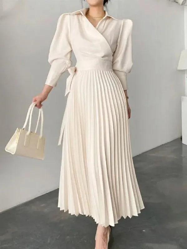 Elegante vestido de fiesta plisado asimétrico con solapa en color liso