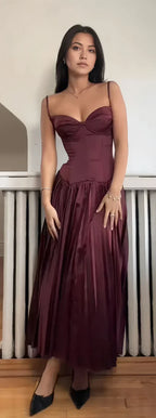 Impresionante vestido de fiesta largo de satén oscuro plisado con tirantes finos y corte en A
