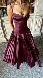 Impresionante vestido de fiesta largo de satén oscuro plisado con tirantes finos y corte en A