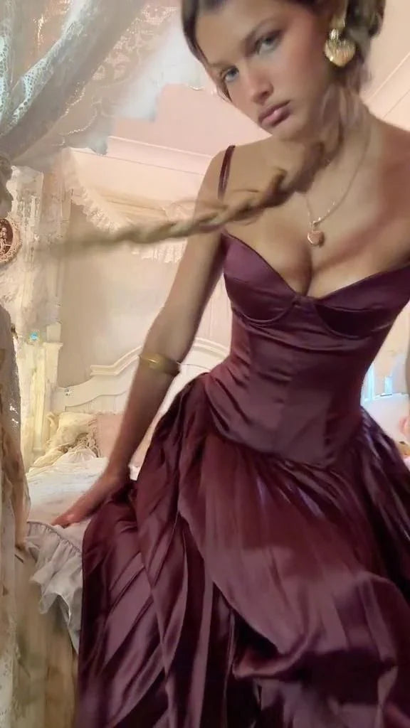 Impresionante vestido de fiesta largo de satén oscuro plisado con tirantes finos y corte en A