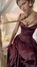 Impresionante vestido de fiesta largo de satén oscuro plisado con tirantes finos y corte en A