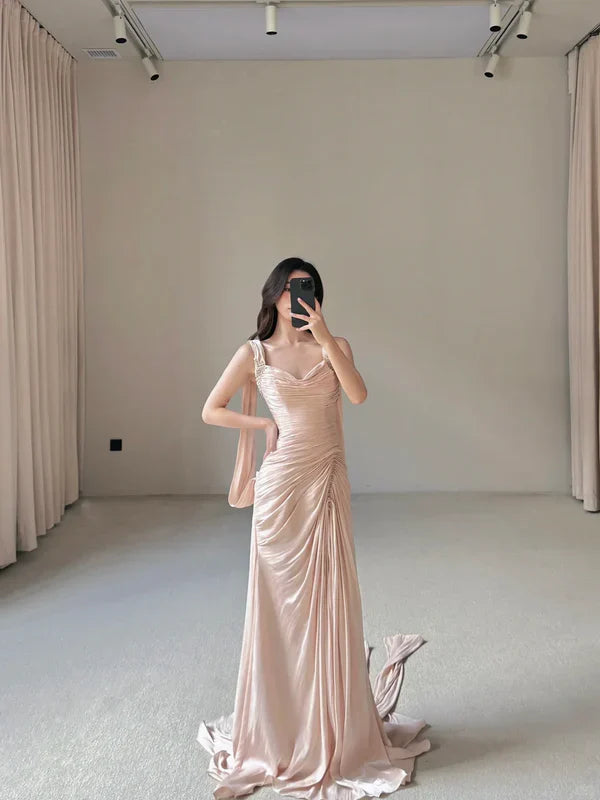 Vestido de fiesta/invitada de boda largo de satén plisado con tirantes finos y abalorios