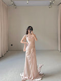Vestido de fiesta/invitada de boda largo de satén plisado con tirantes finos y abalorios
