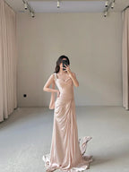 Vestido de fiesta/invitada de boda largo de satén plisado con tirantes finos y abalorios