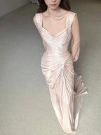 Vestido de fiesta/invitada de boda largo de satén plisado con tirantes finos y abalorios