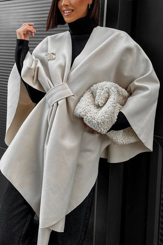 „Anything Is Possible“ – Lockerer Cape-Mantel aus Wolle mit Bindeband vorne 
