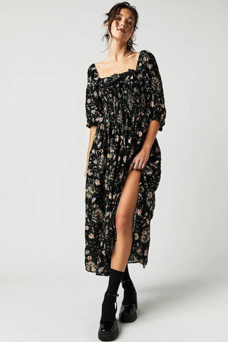 Vestido midi con volantes y corpiño fruncido con estampado de iris 