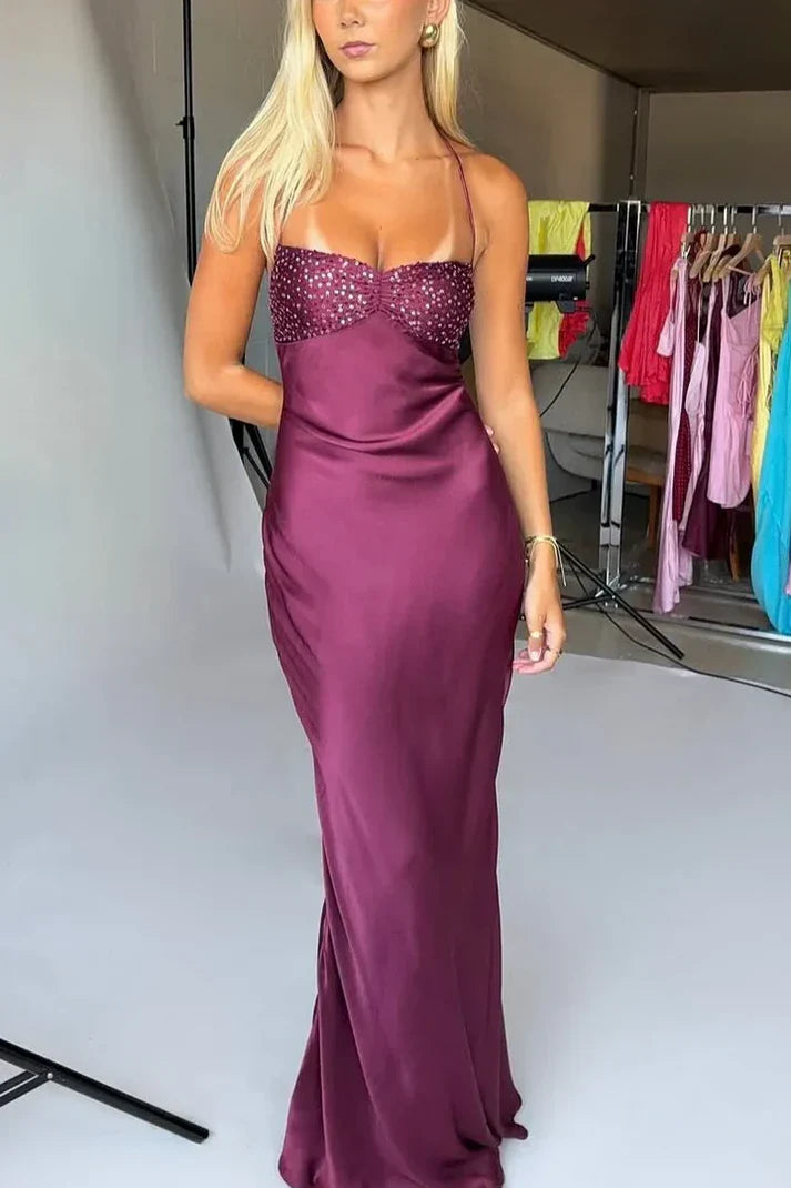 Modisches Pailletten-Maxikleid mit Spaghettiträgern und Schnürung am Rücken für den Abschlussball.