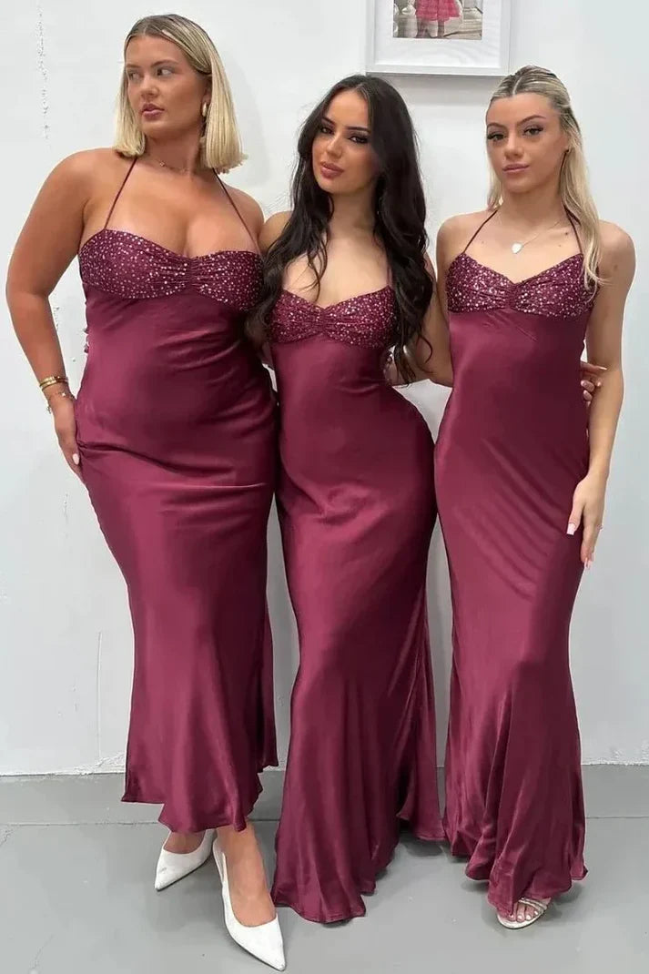 Modisches Pailletten-Maxikleid mit Spaghettiträgern und Schnürung am Rücken für den Abschlussball.