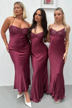 Modisches Pailletten-Maxikleid mit Spaghettiträgern und Schnürung am Rücken für den Abschlussball.