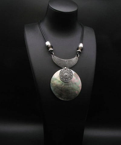 Collar con colgante de concha con incrustaciones de metal y plata de ley de seda vintage 