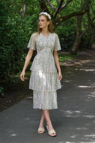 Vestido midi con bordado floral 
