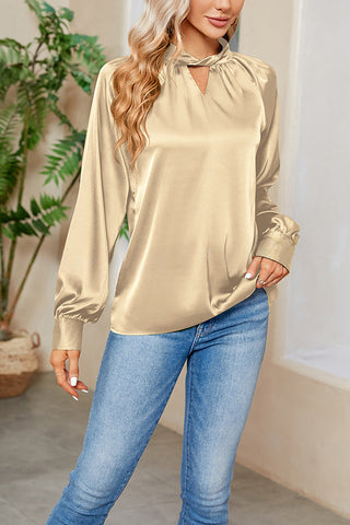 Blusa de satén con cuello abierto y diseño de planes de vuelo VIP 