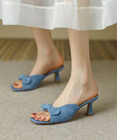 Sandalias de ante azul con tacón alto y lazo con punta abierta 