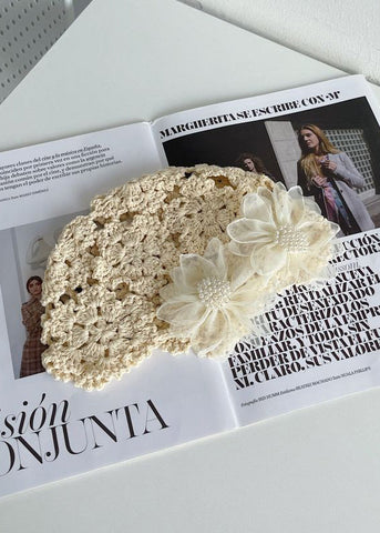 Moderne beige Bonnie-Mütze aus Strick mit Hohlsaum und Applikation 