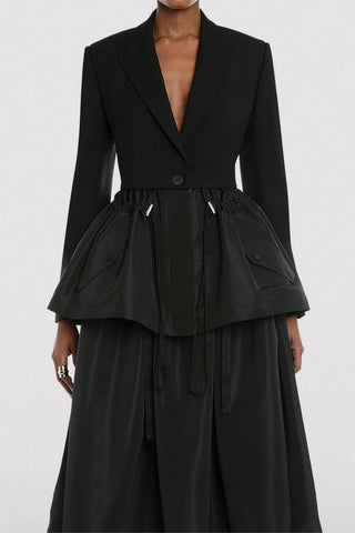 Blazer negro con dobladillo con volantes y cordón 