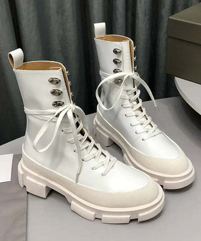 Stilvolle klobige Stiefel mit gekreuzten Riemen und Nietenspleißung in Rose 
