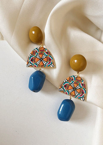 Pendientes colgantes de acrílico con pinturas artísticas en amarillo y azul 