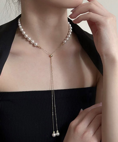 Elegante conjunto de dos piezas de pulsera con borlas de perlas de aleación de cobre blanco y collar de cuentas adornadas. 