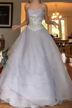 Bezauberndes Eis Trägerloses Spitzenballkleid