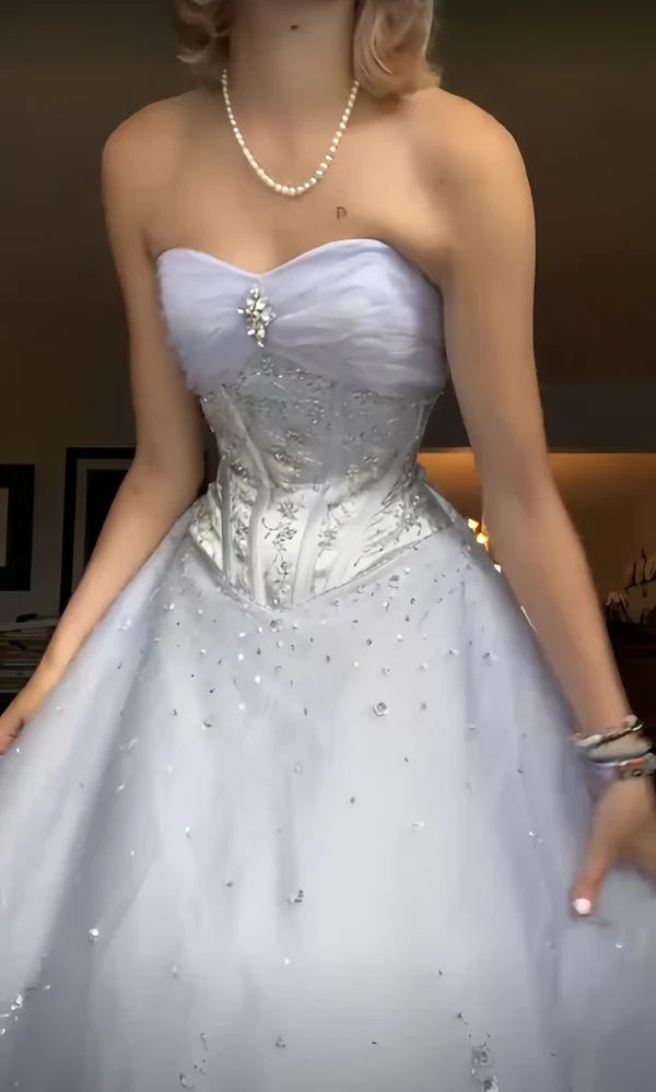Bezauberndes Eis Trägerloses Spitzenballkleid