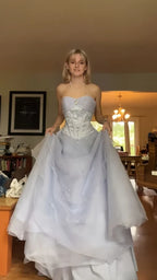 Bezauberndes Eis Trägerloses Spitzenballkleid