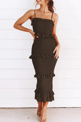 Vestido ajustado con top de tubo y tirantes fruncidos a la moda 