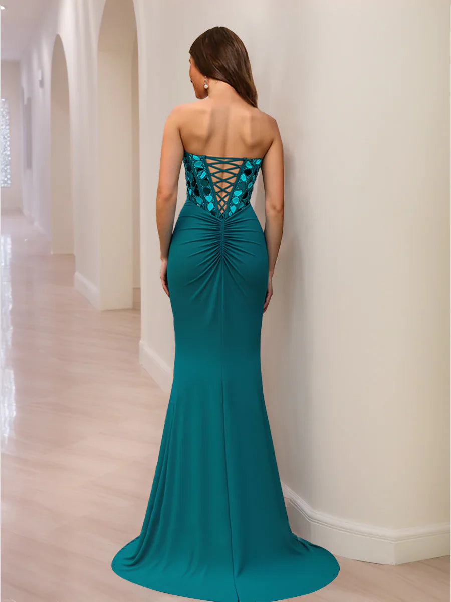Meerjungfrauen-Abendkleid mit Herzausschnitt, Pailletten und Perlenbesatz sowie Seitenschlitz 