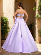 Zweiteiliges, perlenbesetztes A-Linien-Abendkleid mit Herzausschnitt, Schleife und Schlitz. 